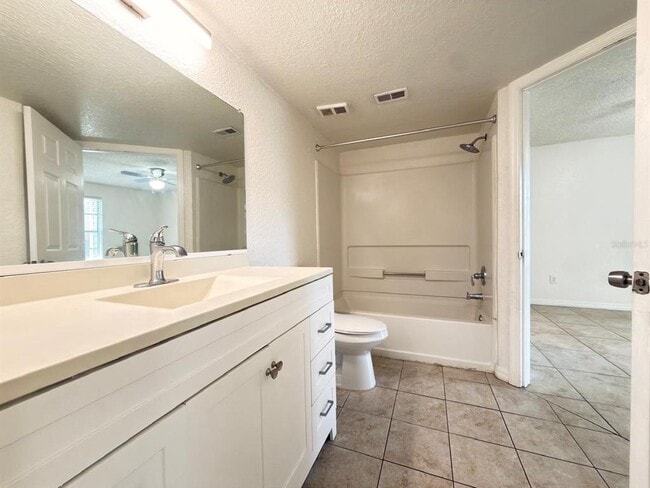 Building Photo - 5028 Park Central Dr