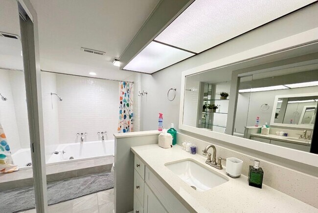 Building Photo - 5301 E Waverly Dr