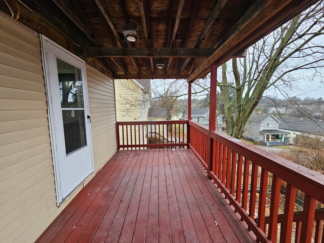 Building Photo - 2 bedroom 1 bath house for rent in West Mi...