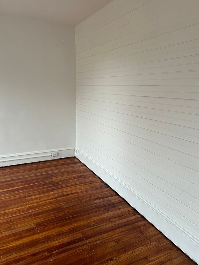 Building Photo - Newly Renovated 2 Bedroom 1 Bath -- Fabric...