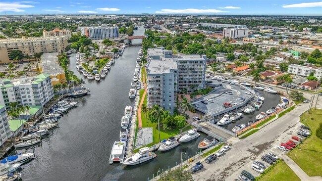 Building Photo - 1800 NW 24th Ave