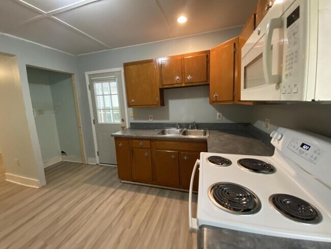 Building Photo - 175 E Beech St