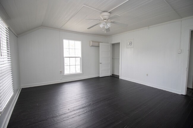 Building Photo - 2 Bedroom, 1.5 Bath in West Columbia, Step...