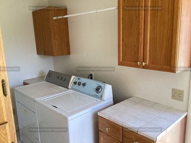 Building Photo - Spacious & cheerfully bright large single-...
