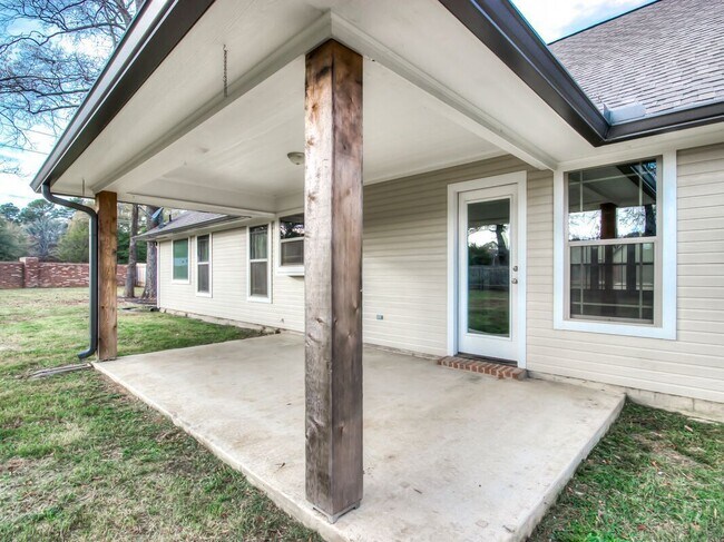Building Photo - Beautiful home in Southern Oaks***HAUGHTON***
