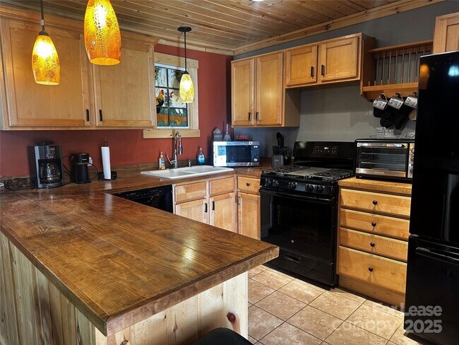 Building Photo - 717 Deep Gap Rd