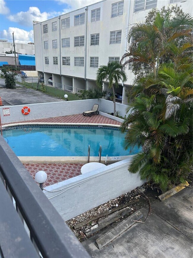 Building Photo - 1250 NE 125th St