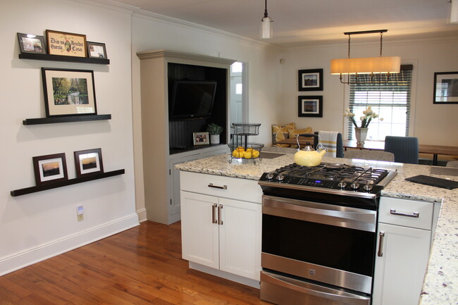 Kitchen - 9144 River Rd