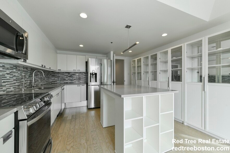 Building Photo - 220 Boylston St