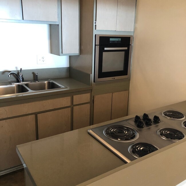 kitchen - 440 N Hayworth Ave