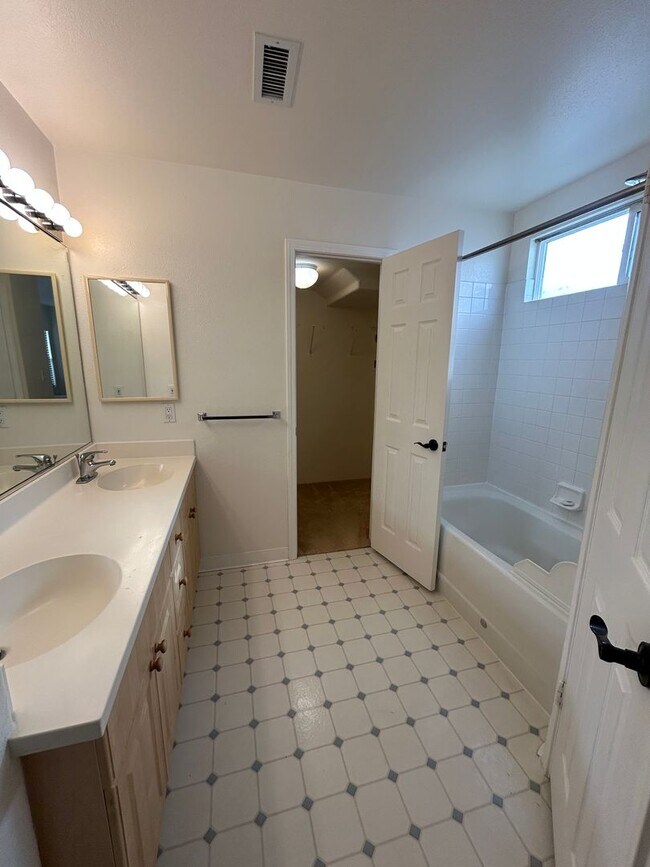Building Photo - Large Ocean Pointe Home with In-Law Suite,...