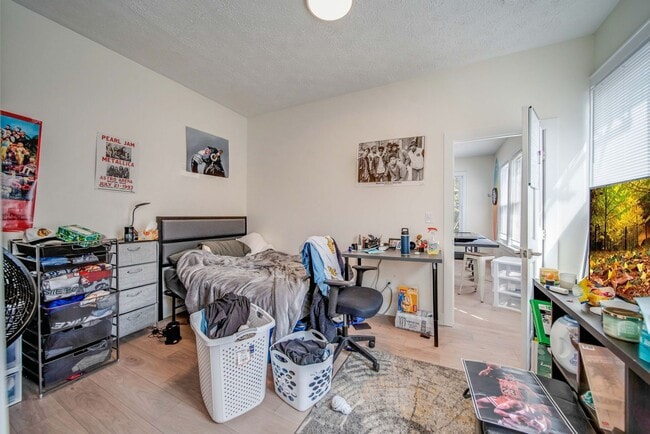 Building Photo - Massive Newly Renovated 11-Bedroom House o...
