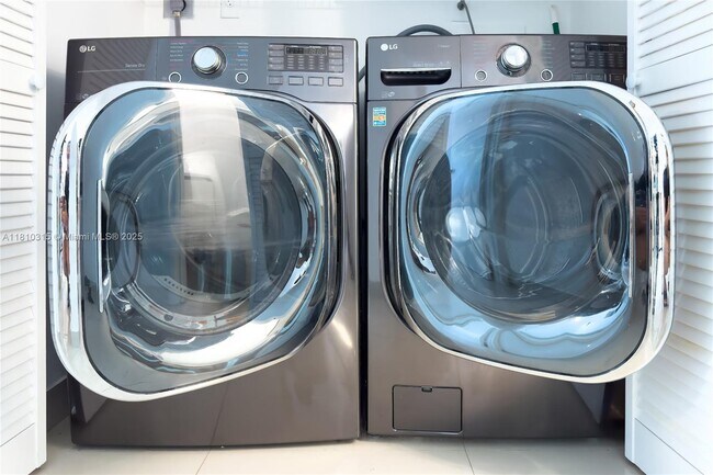 Building Photo - 19901 E Country Club Dr