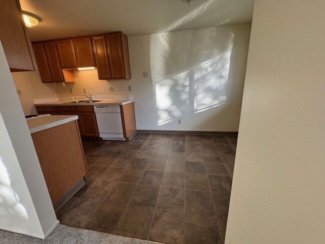 Building Photo - MOVE IN SPECIAL 1/2 OFF FIRST MONTHS RENT WITH A YEAR LEASE / West Side Location