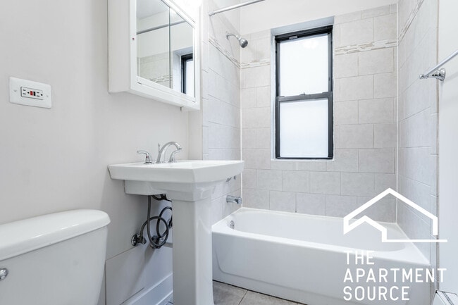 Building Photo - 625 W Melrose St