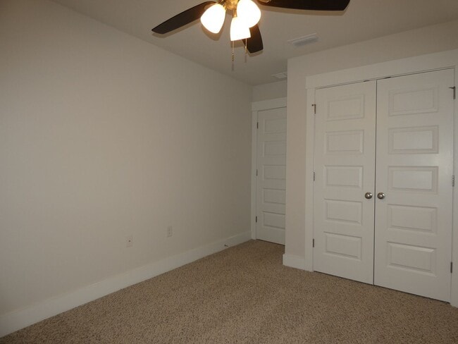Building Photo - Stunning Townhome - End Unit