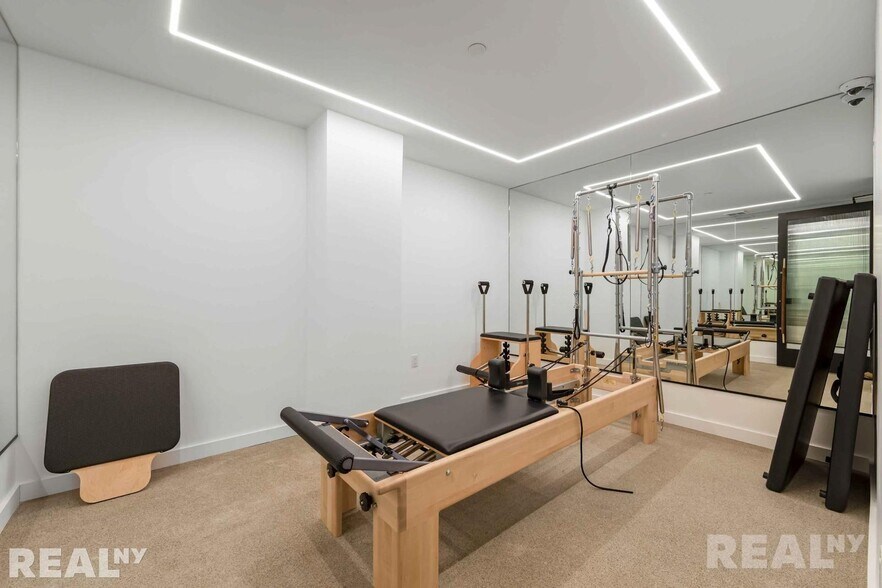 Building Photo - 953 Dean St