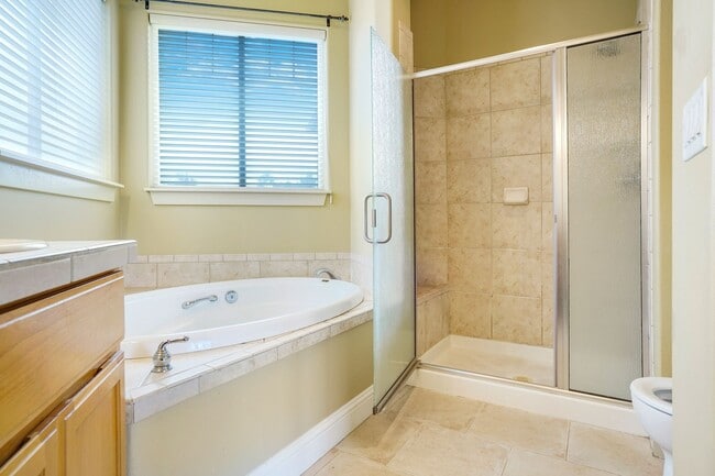 Building Photo - Spacious 4 bed, 3 bath home with sprawling views in West Salem