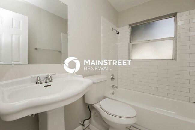 Building Photo - 3 Bedroom Pet-Friendly Home in WINTER HAVEN, FL with Main Street Renewal