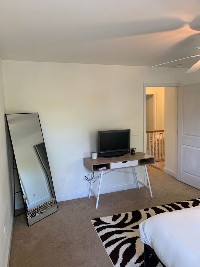 Building Photo - Four Bedroom Near Downtown Available for P...