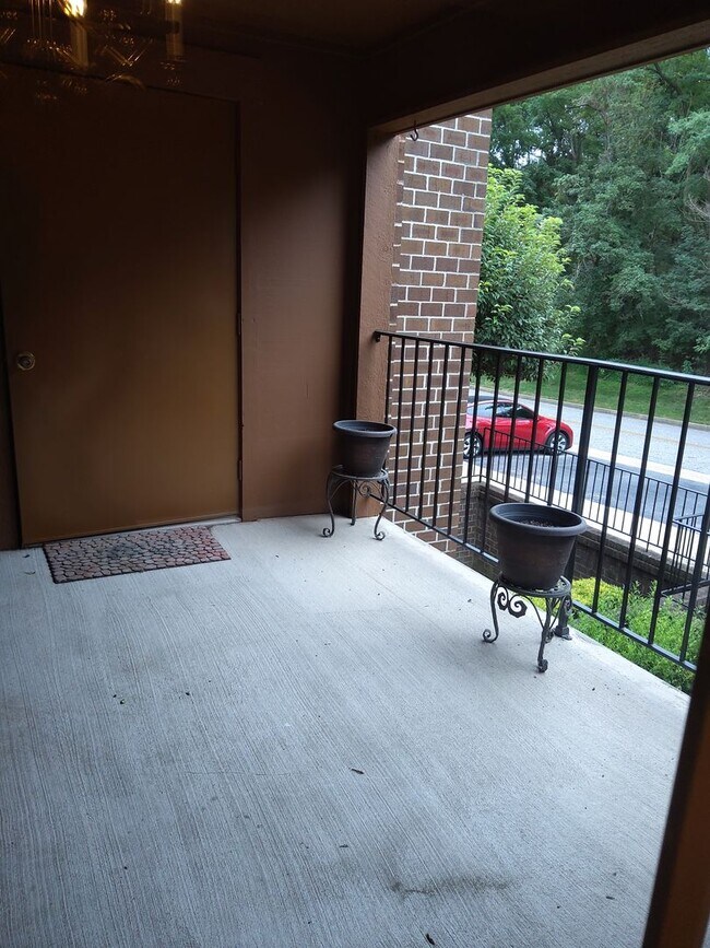 Building Photo - Two Bedroom/ Two Bath Condo at Falls Garde...
