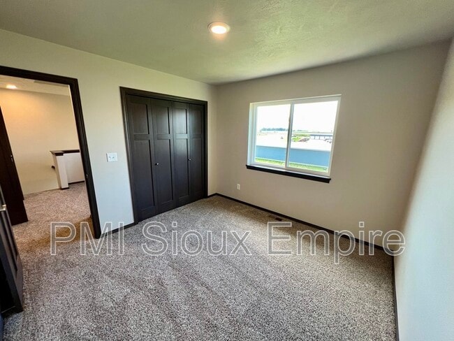 Building Photo - 5927 S Whisper Creek Pl
