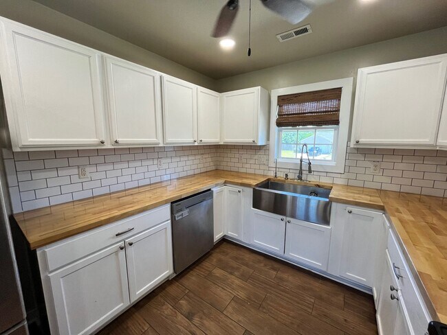 Building Photo - Great home avail in Hubert!  Mini split AC in garage perfect for personal gym!