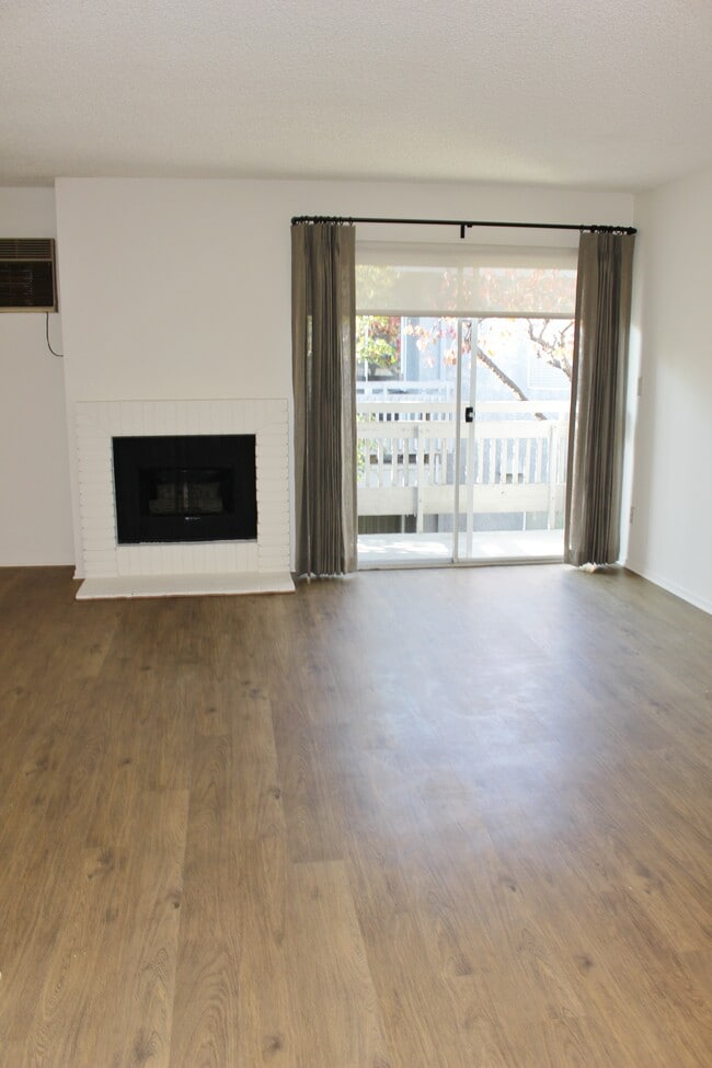 Building Photo - 1410 Wellesley Ave