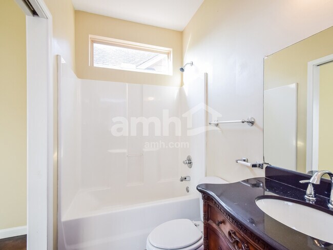 Building Photo - 2406 Lake Garden Dr