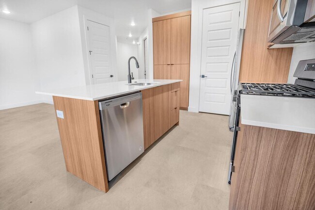 Building Photo - HURRICANE TOWNHOME - END UNIT