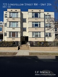 Building Photo - Studio with Full Kitchen, Granite, Dishwas...