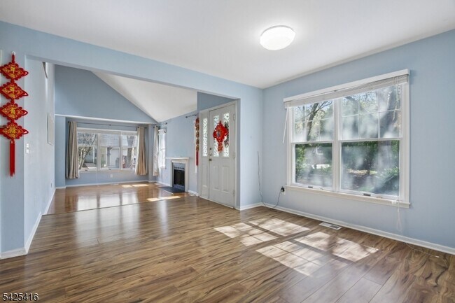 Building Photo - 14 Exeter Rd