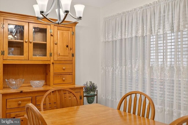 Building Photo - 511 Diamond Dr