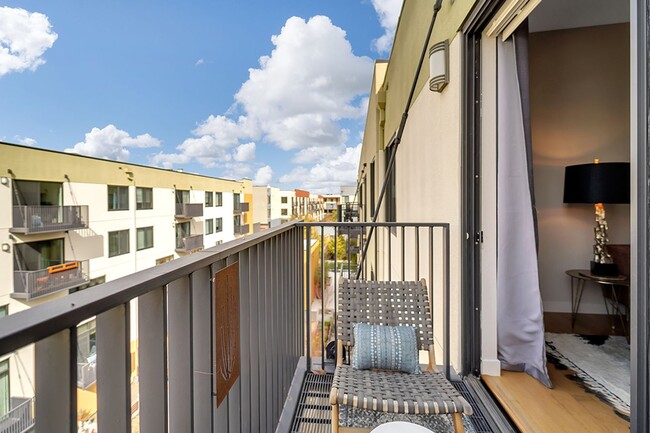 Building Photo - Top Floor 2 Bedroom Flat for Rent at Plant...