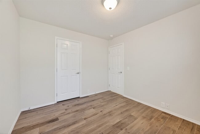 Building Photo - 827 Honeysuckle Vine Dr