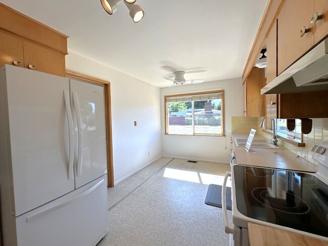 Building Photo - 2 bedroom - Retro Charmer in the Heart of ...