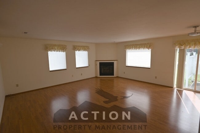 Building Photo - 2 bed, 2 bath, 1 car garage- water, sewer,...