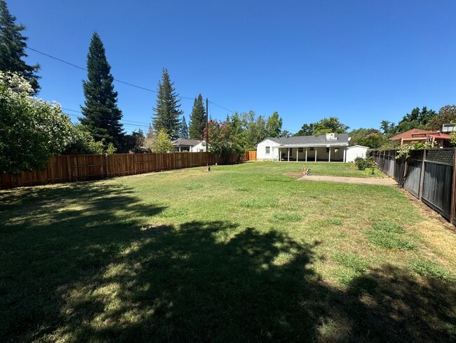 Building Photo - 2 bedroom | 1 bathroom | Single family Ard...