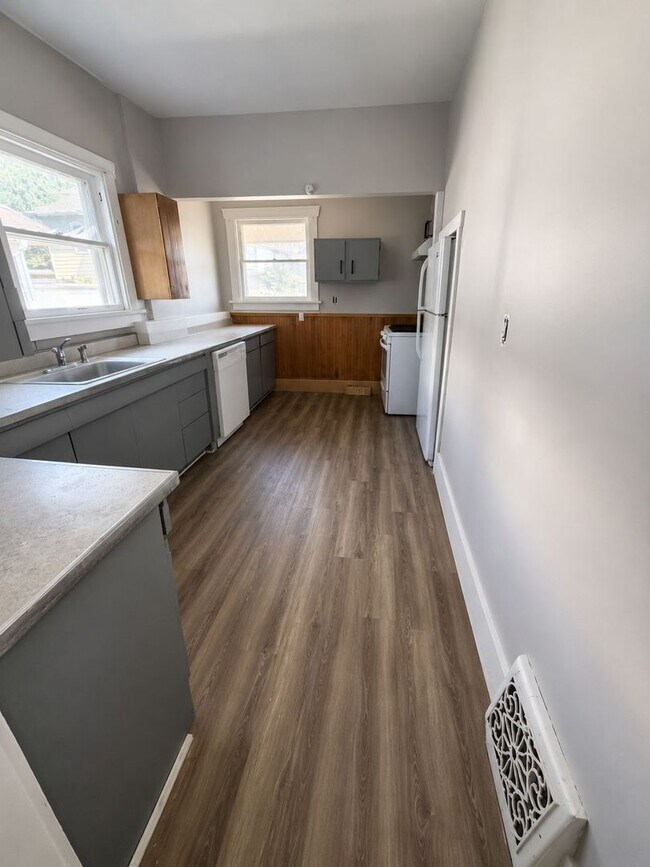 Building Photo - Beautiful home for rent in the heart of Moline