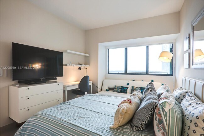 Building Photo - 650 NE 32nd St