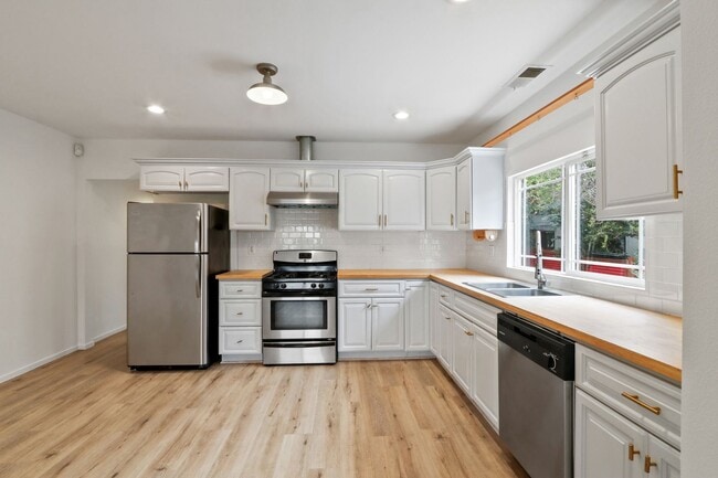 Building Photo - Houston Street 3 Bedrooms / 1 Bath Apartments in Boyle Heights