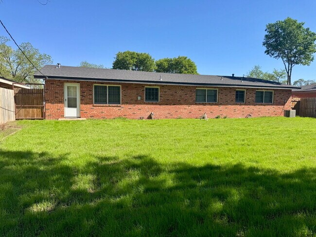 Building Photo - "Charming 3-Bedroom Gem with 2 Full Baths on 54th Street – Spacious 1,725 Sq Ft Haven in Lubbock!"