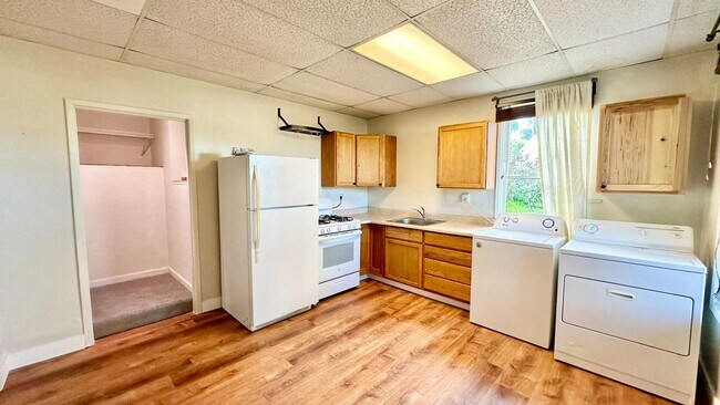 Building Photo - Sweet ground floor 1 Bedroom with a Sunny Wrap Around Deck and In-Unit Washer & Dryer