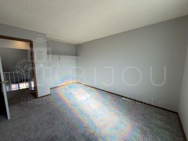 Building Photo - 2560 Clarendon Dr