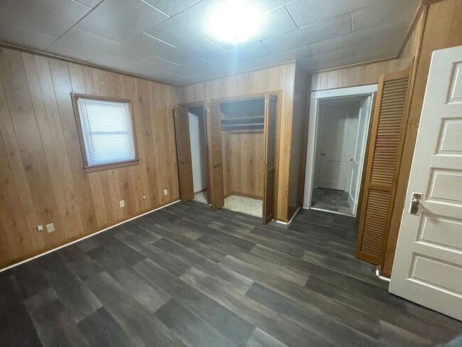 Building Photo - 2 bedroom 1 bath house available