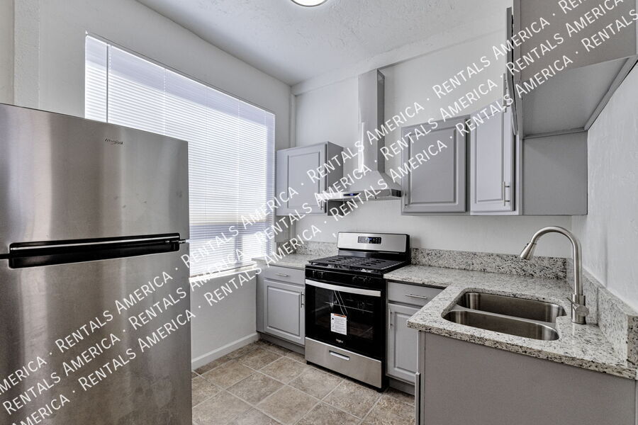 Building Photo - 2810 W Carnauba St