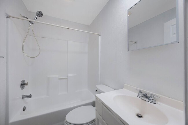 Building Photo - Cute 3bdrm/1bath House ** Section 8 OK ** ...