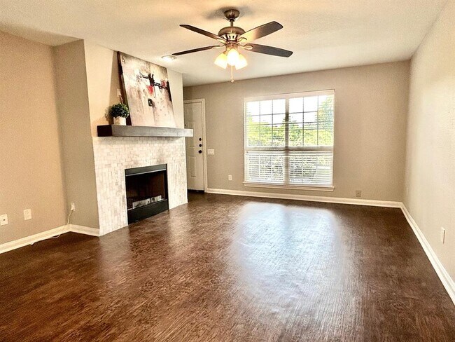 Building Photo - 1860 White Oak Dr