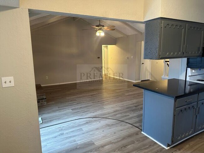 Building Photo - Spacious 3 bd/2 19716 E Millhaven St, Inde...