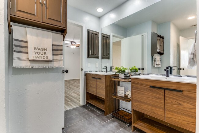 Master Bath - 3313 Courtland Pl